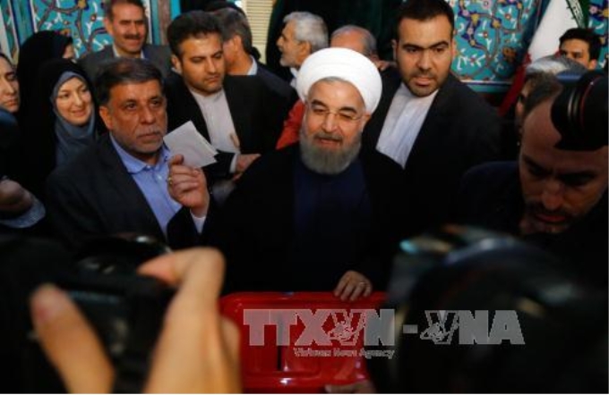 Tổng thống Hassan Rouhani (giữa) tái đắc cử. EPA/ TTXVN